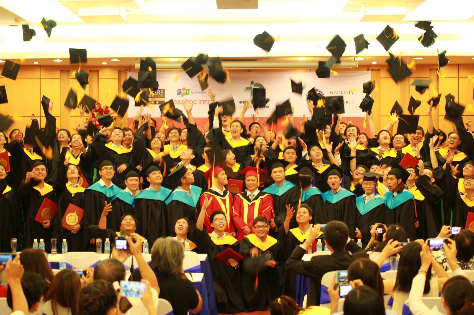 áo lễ phục tốt nghiệp đại học
